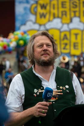 Muenchen, beim 187. Oktoberfest auf der Theresienwiese, unterhalb der Bavaria findet das Wiesn-Wirte Platzkonzert statt, Einlage von Opernsaenger Andreas Hoerl begleitet vom Musikorchester Gruenbauer