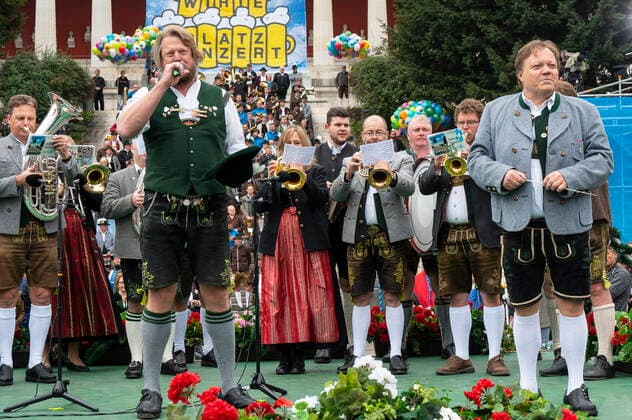 Muenchen, beim 187. Oktoberfest auf der Theresienwiese, unterhalb der Bavaria findet das Wiesn-Wirte Platzkonzert statt, Einlage von Opernsaenger Andreas Hoerl begleitet vom Musikorchester Gruenbauer