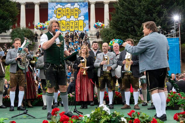 Muenchen, beim 187. Oktoberfest auf der Theresienwiese, unterhalb der Bavaria findet das Wiesn-Wirte Platzkonzert statt, Einlage von Opernsaenger Andreas Hoerl begleitet vom Musikorchester Gruenbauer