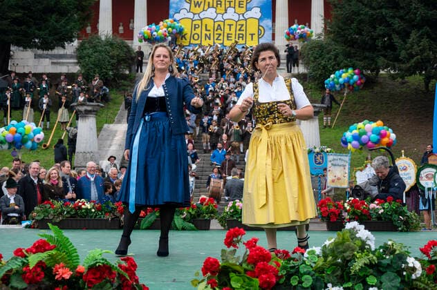 Muenchen, beim 187. Oktoberfest auf der Theresienwiese, unterhalb der Bavaria findet das Wiesn-Wirte Platzkonzert statt, Dirigat von Johanna Schottenhamel und Katharina Inselkammer