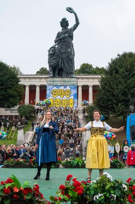 Muenchen, beim 187. Oktoberfest auf der Theresienwiese, unterhalb der Bavaria findet das Wiesn-Wirte Platzkonzert statt, Dirigat von Johanna Schottenhamel und Katharina Inselkammer