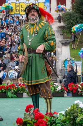 Muenchen, beim 187. Oktoberfest auf der Theresienwiese, unterhalb der Bavaria findet das Wiesn-Wirte Platzkonzert statt, Dirigat Klaus Feierlein, Vorstand der Armbrustschuetzengilde Winzrerer Faehndl e. V.