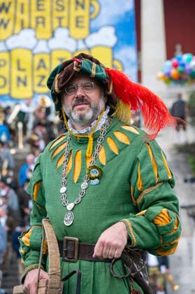 Muenchen, beim 187. Oktoberfest auf der Theresienwiese, unterhalb der Bavaria findet das Wiesn-Wirte Platzkonzert statt, Dirigat Klaus Feierlein, Vorstand der Armbrustschuetzengilde Winzrerer Faehndl e. V.