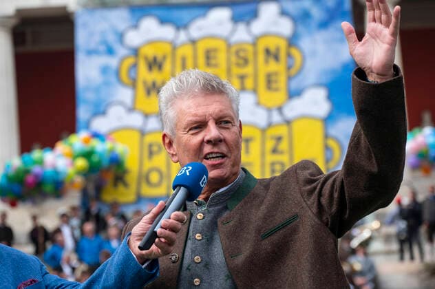 Muenchen, beim 187. Oktoberfest auf der Theresienwiese, unterhalb der Bavaria findet das Wiesn-Wirte Platzkonzert statt, Dirigat Oberbuergermeister Dieter Reiter
