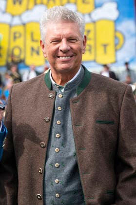 Muenchen, beim 187. Oktoberfest auf der Theresienwiese, unterhalb der Bavaria findet das Wiesn-Wirte Platzkonzert statt, Dirigat Oberbuergermeister Dieter Reiter