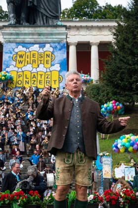 Muenchen, beim 187. Oktoberfest auf der Theresienwiese, unterhalb der Bavaria findet das Wiesn-Wirte Platzkonzert statt, Dirigat Oberbuergermeister Dieter Reiter
