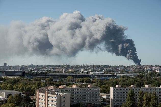 News Themen der Woche KW38 News Bilder des Tages Major Fire At Rungis International Market On Sunday 25 September 2022, a major fire broke out south of Paris in the Val-de-Marne, in the Rungis International Market (MIN) area. Thick black smoke could be seen several kilometres away, covering part of the houses and heading towards Paris-Orly airport. Rungis France  Copyright: xSamuelxBoivinx originalFilename: boivin-majorfir220925_npPjz.jpg