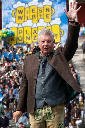 Muenchen, beim 187. Oktoberfest auf der Theresienwiese, unterhalb der Bavaria findet das Wiesn-Wirte Platzkonzert statt, Dirigat Oberbuergermeister Dieter Reiter