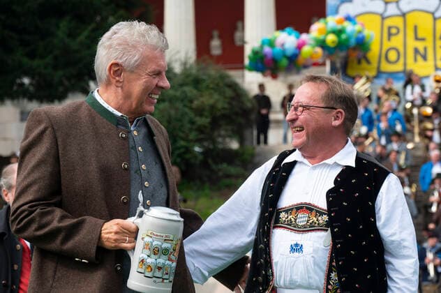 Muenchen, beim 187. Oktoberfest auf der Theresienwiese, unterhalb der Bavaria findet das Wiesn-Wirte Platzkonzert statt, Dirigat Oberbuergermeister Dieter Reiter bekommt von Alois Altmann den Wiesnwirtekrug