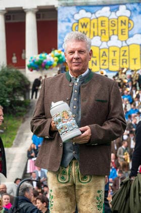 Muenchen, beim 187. Oktoberfest auf der Theresienwiese, unterhalb der Bavaria findet das Wiesn-Wirte Platzkonzert statt, Dirigat Oberbuergermeister Dieter Reiter mit dem Wiesnwirtekrug