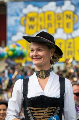 Muenchen, beim 187. Oktoberfest auf der Theresienwiese, unterhalb der Bavaria findet das Wiesn-Wirte Platzkonzert statt, Gigi Pfundmeier die die Bayerische Nationalhymne singt