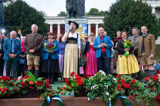 Muenchen, beim 187. Oktoberfest auf der Theresienwiese, unterhalb der Bavaria findet das Wiesn-Wirte Platzkonzert statt, die Wiesnwirte auf der Bühne, Gigi Pfundmeier singt mit den Wirten und dem OB die Bayerische Nationalhymne