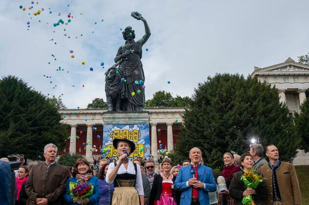 Muenchen, beim 187. Oktoberfest auf der Theresienwiese, unterhalb der Bavaria findet das Wiesn-Wirte Platzkonzert statt, die Wiesnwirte auf der Bühne, Gigi Pfundmeier singt mit den Wirten und dem OB die Bayerische Nationalhymne