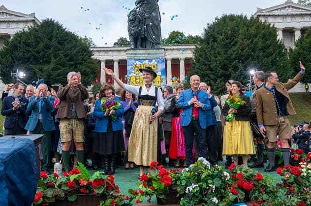 Muenchen, beim 187. Oktoberfest auf der Theresienwiese, unterhalb der Bavaria findet das Wiesn-Wirte Platzkonzert statt, die Wiesnwirte auf der Bühne, Gigi Pfundmeier singt mit den Wirten und dem OB die Bayerische Nationalhymne