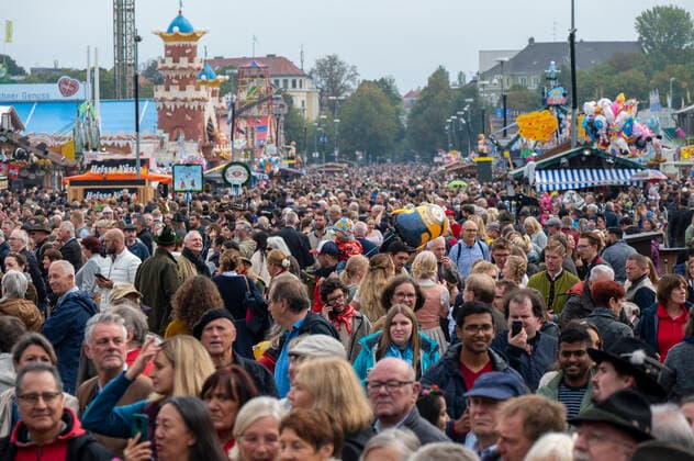 Muenchen, beim 187. Oktoberfest auf der Theresienwiese, unterhalb der Bavaria findet das Wiesn-Wirte Platzkonzert statt, viele tausend Besucher und Besucherinnen