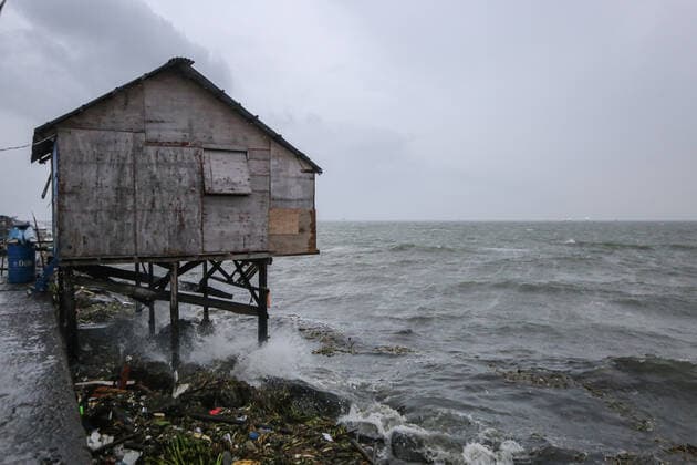 News Themen der Woche KW38 News Bilder des Tages September 25, 2022, Baseco, Manila, Philippines: Strong waves brought by Typhoon Noru hit a makeshift house along the breakwater of Manila Bay in Baseco, Manila on Sunday, September 25, 2022. Baseco Philippines - ZUMA 20220925_int_p187_003 Copyright: xEarvinxPeriasx