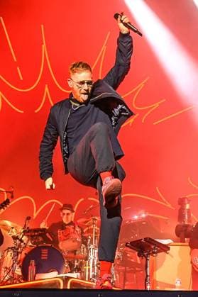 25.09.2022, xlakx, Entertainment Festival, Lollapalooza Berlin 2022 emspor, v.l. Die Band SEEED (Peter Fox) stehen beim Lollapalooza Festival Berlin auf dem Gelaende des Olympiastadions auf der Buehne. Berlin *** 25 09 2022, xlakx, entertainment festival, Lollapalooza Berlin 2022 emspor, v l The band SEEED Peter Fox stand on stage Berlin at the Lollapalooza Festival Berlin on the grounds of the Olympic Stadium.