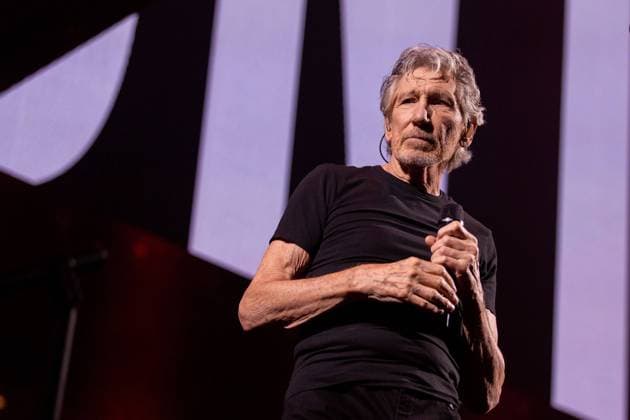 September 25, 2022: Planned concerts in Poland by Pink Floyd co-founder ROGER WATERS have been cancelled amid outrage over the musician s stance on the Ukraine war. The controversy was triggered by an open letter Waters wrote to Ukraine s first lady. He accused her husband of failing to honor his election campaign promises to bring peace to the Donbas region and and made no mention of Russia s responsibility for the war. FILE PHOTO SHOT ON: July 26, 2022, Chicago, USA: Roger Waters during the This Is Not a Drill Tour. Chicago U.S. - ZUMAs135 20220925_ssa_s135_700 Copyright: xDanielxDeSloverx