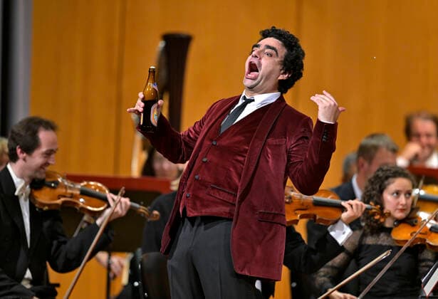25.09.2022, Internationales Klassikfestival Festival der Nationen 2022 im Kurhaus Bad Wörishofen im Unterallgäu, Gala-Konzert mit Sänger Rolando Villazon (Tenor), mit Bierflasche, Philharmonie Baden-Baden unter der Leitung von Dirigent Guerassim Voronkov. 25.09.2022, Klassikfestival Bad Wörishofen 25.09.2022, Klassikfestival Bad Wörishofen