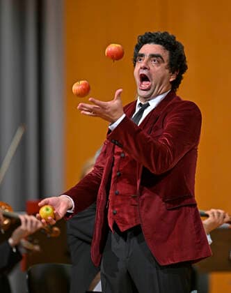 25.09.2022, Internationales Klassikfestival Festival der Nationen 2022 im Kurhaus Bad Wörishofen im Unterallgäu, Gala-Konzert mit Sänger Rolando Villazon (Tenor) jonglierend mit drei Äpfeln, 25.09.2022, Klassikfestival Bad Wörishofen 25.09.2022, Klassikfestival Bad Wörishofen