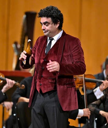 25.09.2022, Internationales Klassikfestival Festival der Nationen 2022 im Kurhaus Bad Wörishofen im Unterallgäu, Gala-Konzert mit Sänger Rolando Villazon (Tenor), mit Bierflasche, Philharmonie Baden-Baden unter der Leitung von Dirigent Guerassim Voronkov. 25.09.2022, Klassikfestival Bad Wörishofen 25.09.2022, Klassikfestival Bad Wörishofen