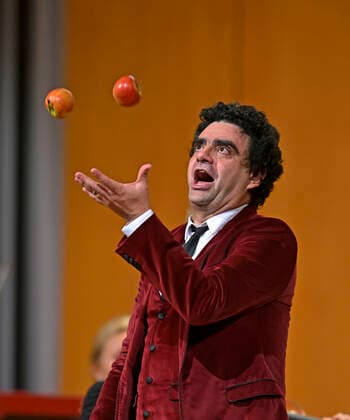 25.09.2022, Internationales Klassikfestival Festival der Nationen 2022 im Kurhaus Bad Wörishofen im Unterallgäu, Gala-Konzert mit Sänger Rolando Villazon (Tenor) jonglierend mit drei Äpfeln, 25.09.2022, Klassikfestival Bad Wörishofen 25.09.2022, Klassikfestival Bad Wörishofen