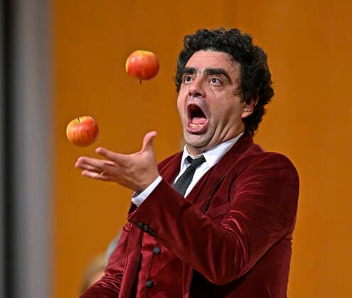 25.09.2022, Internationales Klassikfestival Festival der Nationen 2022 im Kurhaus Bad Wörishofen im Unterallgäu, Gala-Konzert mit Sänger Rolando Villazon (Tenor) jonglierend mit Äpfeln, 25.09.2022, Klassikfestival Bad Wörishofen 25.09.2022, Klassikfestival Bad Wörishofen