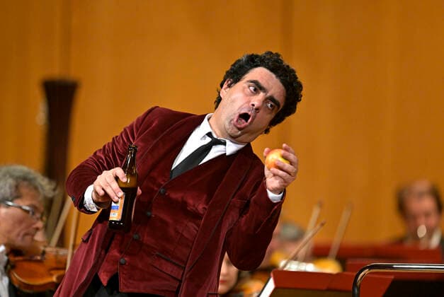 25.09.2022, Internationales Klassikfestival Festival der Nationen 2022 im Kurhaus Bad Wörishofen im Unterallgäu, Gala-Konzert mit Sänger Rolando Villazon (Tenor) mit Bierflasche und jonglierend mit Äpfeln, 25.09.2022, Klassikfestival Bad Wörishofen 25.09.2022, Klassikfestival Bad Wörishofen