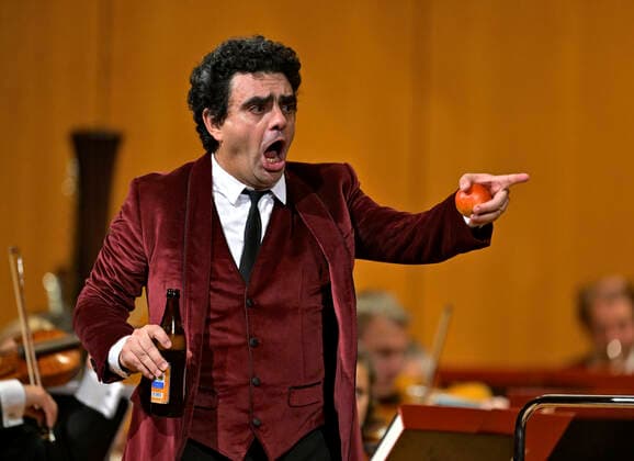 25.09.2022, Internationales Klassikfestival Festival der Nationen 2022 im Kurhaus Bad Wörishofen im Unterallgäu, Gala-Konzert mit Sänger Rolando Villazon (Tenor) mit Bierflasche und jonglierend mit Äpfeln, 25.09.2022, Klassikfestival Bad Wörishofen 25.09.2022, Klassikfestival Bad Wörishofen