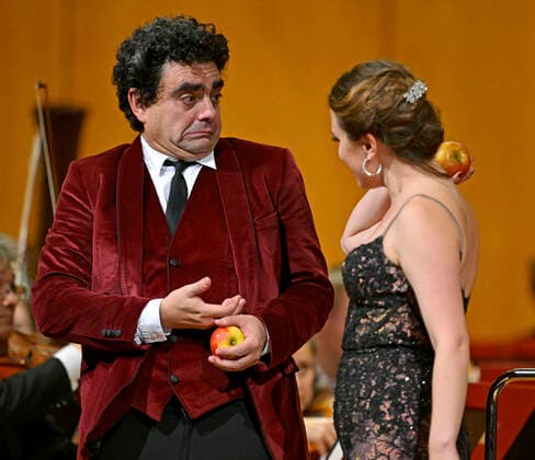 25.09.2022, Internationales Klassikfestival Festival der Nationen 2022 im Kurhaus Bad Wörishofen im Unterallgäu, Gala-Konzert mit Sänger Rolando Villazon (li, Tenor), Sängerin Emily Pogorelc (Sopran), Philharmonie Baden-Baden unter der Leitung von Dirigent Guerassim Voronkov. 25.09.2022, Klassikfestival Bad Wörishofen 25.09.2022, Klassikfestival Bad Wörishofen