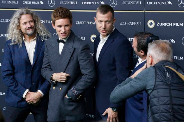 Adam Nielsen, Eddie Redmayne, Tobias Lindholm und Scott Franklin bei der Verleihung des Golden Eye Award an Eddie Redmayne im Rahmen des Screenings des Netflix-Films The Good Nurse auf dem 18. Zurich Film Festival 2022 im Kongresshaus Zürich. Zürich, 25.09.2022