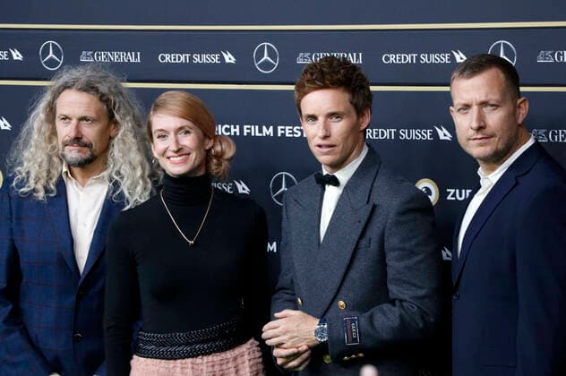 Adam Nielsen, Elke Mayer, Eddie Redmayne und Tobias Lindholm bei der Verleihung des Golden Eye Award an Eddie Redmayne im Rahmen des Screenings des Netflix-Films The Good Nurse auf dem 18. Zurich Film Festival 2022 im Kongresshaus Zürich. Zürich, 25.09.2022