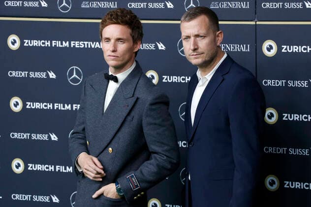 Eddie Redmayne und Tobias Lindholm bei der Verleihung des Golden Eye Award an Eddie Redmayne im Rahmen des Screenings des Netflix-Films The Good Nurse auf dem 18. Zurich Film Festival 2022 im Kongresshaus Zürich. Zürich, 25.09.2022
