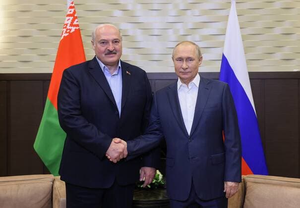 News Themen der Woche KW39 News Bilder des Tages Russia Belarus 8283785 26.09.2022 Russian President Vladimir Putin and Belarusian President Alexander Lukashenko shake hands during a meeting in Sochi, Russia. Gavriil Grigorov POOL Sochi Krasnodar region Russia  Copyright: xGavriilxGrigorovx