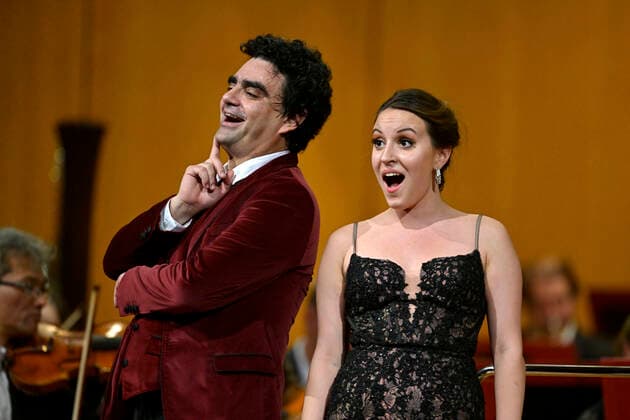 25.09.2022, Internationales Klassikfestival Festival der Nationen 2022 im Kurhaus Bad Wörishofen im Unterallgäu, Gala-Konzert mit Sänger Rolando Villazon (li, Tenor), Sängerin Emily Pogorelc (Sopran), Philharmonie Baden-Baden unter der Leitung von Dirigent Guerassim Voronkov. 25.09.2022, Klassikfestival Bad Wörishofen 25.09.2022, Klassikfestival Bad Wörishofen