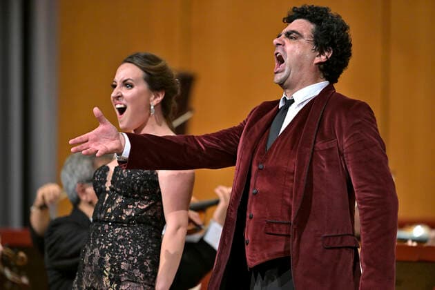 25.09.2022, Internationales Klassikfestival Festival der Nationen 2022 im Kurhaus Bad Wörishofen im Unterallgäu, Gala-Konzert mit Sänger Rolando Villazon (re, Tenor), Sängerin Emily Pogorelc (Sopran), Philharmonie Baden-Baden unter der Leitung von Dirigent Guerassim Voronkov. 25.09.2022, Klassikfestival Bad Wörishofen 25.09.2022, Klassikfestival Bad Wörishofen
