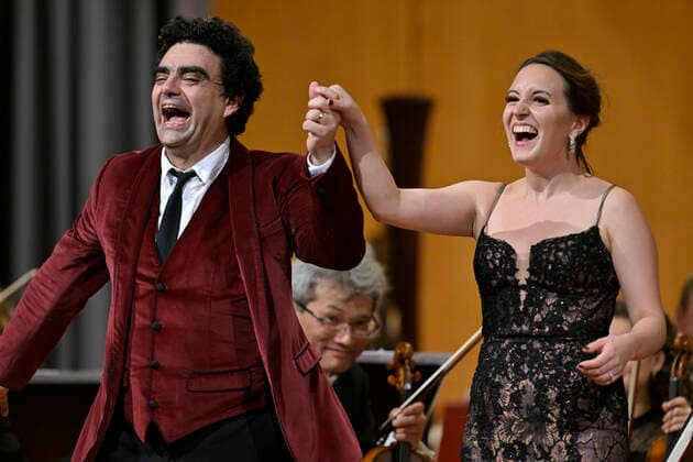 25.09.2022, Internationales Klassikfestival Festival der Nationen 2022 im Kurhaus Bad Wörishofen im Unterallgäu, Gala-Konzert mit Sänger Rolando Villazon (li, Tenor), Sängerin Emily Pogorelc (Sopran), Philharmonie Baden-Baden unter der Leitung von Dirigent Guerassim Voronkov. 25.09.2022, Klassikfestival Bad Wörishofen 25.09.2022, Klassikfestival Bad Wörishofen