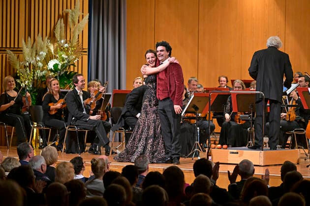 25.09.2022, Internationales Klassikfestival Festival der Nationen 2022 im Kurhaus Bad Wörishofen im Unterallgäu, Gala-Konzert mit Sänger Rolando Villazon (re, Tenor), Sängerin Emily Pogorelc (Sopran), Philharmonie Baden-Baden unter der Leitung von Dirigent Guerassim Voronkov. 25.09.2022, Klassikfestival Bad Wörishofen 25.09.2022, Klassikfestival Bad Wörishofen