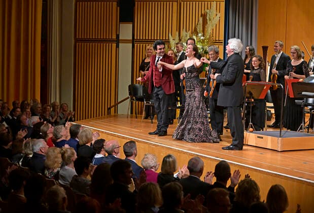 25.09.2022, Internationales Klassikfestival Festival der Nationen 2022 im Kurhaus Bad Wörishofen im Unterallgäu, Gala-Konzert mit Sänger Rolando Villazon (li, Tenor), Sängerin Emily Pogorelc (mitte,Sopran), Philharmonie Baden-Baden unter der Leitung von Dirigent Guerassim Voronkov (re). 25.09.2022, Klassikfestival Bad Wörishofen 25.09.2022, Klassikfestival Bad Wörishofen