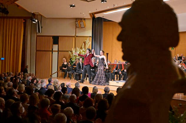 25.09.2022, Internationales Klassikfestival Festival der Nationen 2022 im Kurhaus Bad Wörishofen im Unterallgäu, Gala-Konzert mit Sänger Rolando Villazon (Tenor), Sängerin Emily Pogorelc (Sopran), Philharmonie Baden-Baden unter der Leitung von Dirigent Guerassim Voronkov. Am Rande der Bühne steht eine Büste von Pfarrer Kneipp 25.09.2022, Klassikfestival Bad Wörishofen 25.09.2022, Klassikfestival Bad Wörishofen