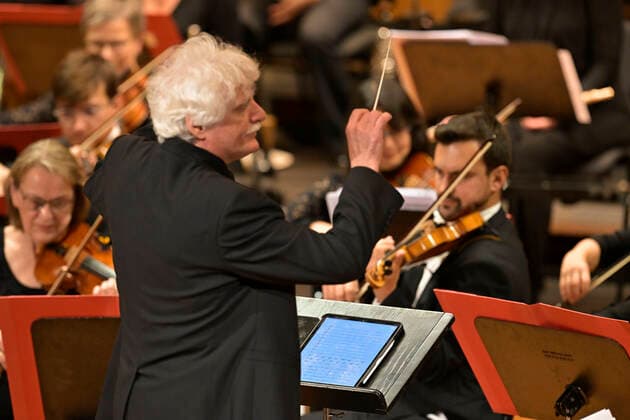 25.09.2022, Internationales Klassikfestival Festival der Nationen 2022 im Kurhaus Bad Wörishofen im Unterallgäu, Gala-Konzert mit Sänger Rolando Villazon (Tenor), Sängerin Emily Pogorelc (Sopran), Philharmonie Baden-Baden unter der Leitung von Dirigent Guerassim Voronkov. Der Dirigelt hat vor sich auf dem Pult einen Tablet-Computer für die Partition, keine Papier-Noten mehr. 25.09.2022, Klassikfestival Bad Wörishofen 25.09.2022, Klassikfestival Bad Wörishofen