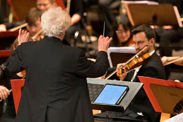 25.09.2022, Internationales Klassikfestival Festival der Nationen 2022 im Kurhaus Bad Wörishofen im Unterallgäu, Gala-Konzert mit Sänger Rolando Villazon (Tenor), Sängerin Emily Pogorelc (Sopran), Philharmonie Baden-Baden unter der Leitung von Dirigent Guerassim Voronkov. Der Dirigelt hat vor sich auf dem Pult einen Tablet-Computer für die Partition, keine Papier-Noten mehr. 25.09.2022, Klassikfestival Bad Wörishofen 25.09.2022, Klassikfestival Bad Wörishofen