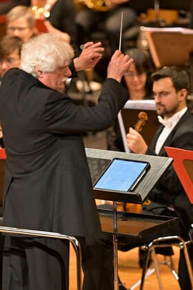 25.09.2022, Internationales Klassikfestival Festival der Nationen 2022 im Kurhaus Bad Wörishofen im Unterallgäu, Gala-Konzert mit Sänger Rolando Villazon (Tenor), Sängerin Emily Pogorelc (Sopran), Philharmonie Baden-Baden unter der Leitung von Dirigent Guerassim Voronkov. Der Dirigelt hat vor sich auf dem Pult einen Tablet-Computer für die Partition, keine Papier-Noten mehr. 25.09.2022, Klassikfestival Bad Wörishofen 25.09.2022, Klassikfestival Bad Wörishofen