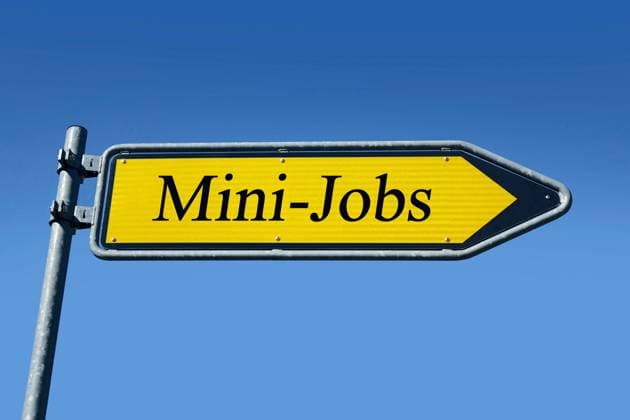 Wegweiser mit Mini-Jobs Wegweiser mit Mini-Jobs, 26.09.2022, Borkwalde, Brandenburg, In einem Wegweiser steht der Schriftzug Mini-Jobs. *** Signpost with mini jobs Signpost with mini jobs, 26 09 2022, Borkwalde, Brandenburg, In a signpost is the writing Mini Jobs