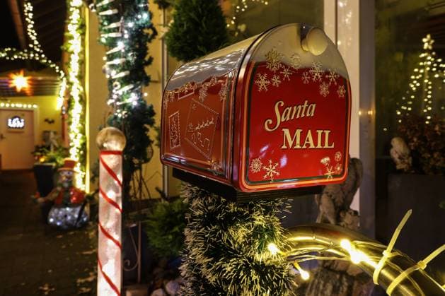 Energiekrise, Deutsche Umwelthilfe, Bundesgeschaeftsfuehrer (Bundesgeschäftsführer) Juergen (Jürgen) Resch fordert dazu auf, auf Weihnachtsbeleuchtung zu verzichten. Ein weihnachtlich geschmuecktes Haus und Garten Weihnachtsdekoration am 14.12.2020 in Wenden Deutschland. *** Energy crisis, German environmental aid, federal managing director federal managing director Juergen Jürgen Resch calls to do without Christmas lights A Christmas decorated house and garden Christmas decoration on 14 12 2020 in Wenden Germany