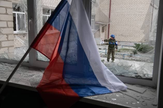 Ukraine-Konflikt, Eindr?cke aus Rubischne, Oblast Luhansk LPR Russia Ukraine Military Operation Shelling 8284004 26.09.2022 A representative of the Joint Center on Control and Coordination (JCCC) of issues related to ceasefire in Donbas region is seen near a school used as a polling station during the referendum on the joining of Donetsk and Luhansk People s Republic to Russia after a shelling by Ukrainian forces, in the town of Rubizhne, Luhansk People s Republic. The people s republics of Donetsk and Luhansk (DPR, LPR), as well as the Russian-controlled parts of the Ukrainian regions of Zaporizhzhia and Kherson launch referendum procedures on joining Russia that will run through September 27. Valery Melnikov Sputnik Rubezhnoe Luhansk People s Republic  Copyright: xValeryxMelnikovx