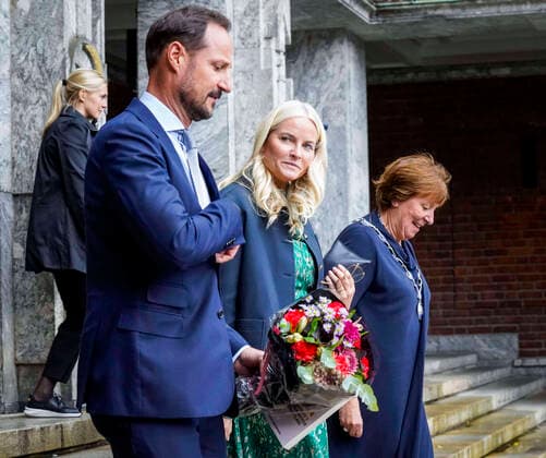 Entertainment Themen der Woche KW39 Entertainment Bilder des Tages Kronprinz Haakon von Norwegen und Prinzessin Mette-Marit bei Innovation Week in Oslo Oslo 20220926. Kronprins Haakon og kronprinsesse Mette-Marit forlater apningen av Oslo Innovation Week 2022 i Oslo radhus mandag. T.h. ordfører Marianne Borgen. Oslo Norge xx *** Oslo 20220926 Crown Prince Haakon and Crown Princess Mette Marit leave the opening of Oslo Innovation Week 2022 in Oslo townhouse on Monday Mayor Marianne Borgen Oslo Norway xx,  Copyright: xLisexÅserudx luDVY9Uo_2c