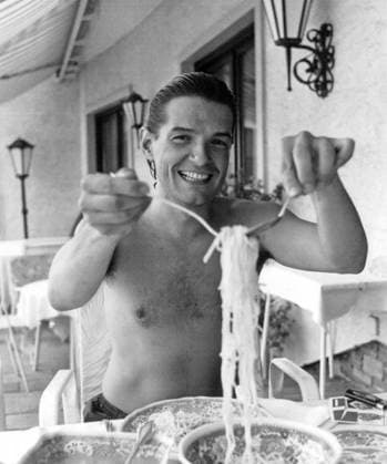 Falco, bürgerlich Johann Hans Hölzel, österreichischer Musiker, im Urlaub beim Spaghetti essen, um 1987 - Fotobuch Band 1 von 2012: Promi- Porträts fotografiert von Hartwig Valdi Valdmanis Copyright: HartwigxValdmanis Nur redaktionelle Nutzung. Editorial usage only. UnitedArchivesVAL_720100132