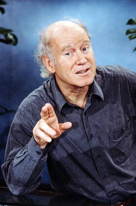 FRANZ HOHLER Franz Hohler, Schweizer Kabarettist, Liedermacher und Schriftsteller, Portrait, Deutschland, 1998. Franz Hohler, Swiss cabaret artist, writer and songwriter, portrait, Germany, 1998., Deutschland Copyright: kpa UnitedArchives55024424 EDITORIAL USE ONLY