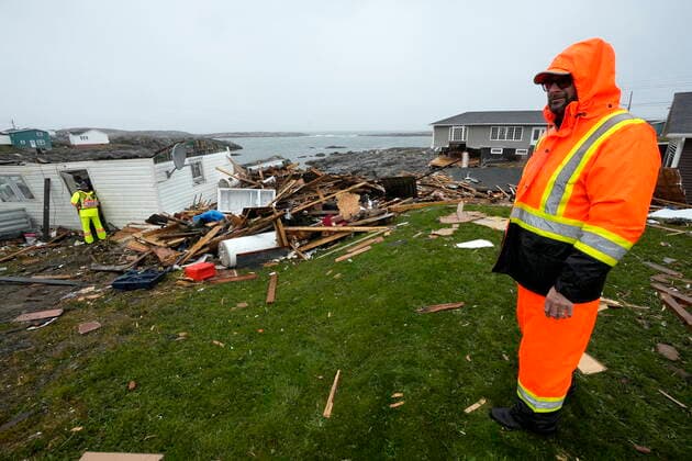 Kanada, Schäden durch Wirbelsturm Fiona September 26, 2022, Port aux Basques, NL, CANADA: A search and rescue worker surveys the destroyed remains of a home in Port aux Basques, N.L., Monday, Sept.26, 2022. Across the Maritimes, eastern Quebec and in southwestern Newfoundland, the economic impact of hurricane Fiona™s wrath is still being tallied. Port aux Basques CANADA - ZUMAc35_ 20220926_zaf_c35_089 Copyright: xFrankxGunnx